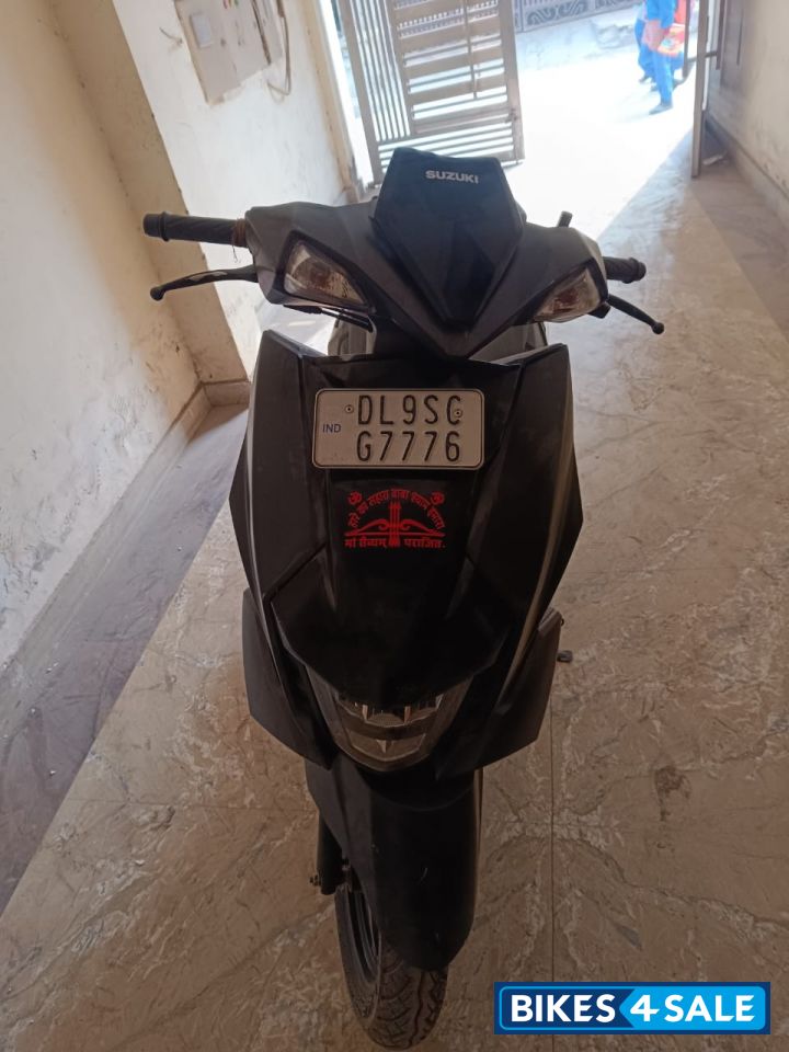 Black Suzuki Avenis 125 Ride Connect Edition
