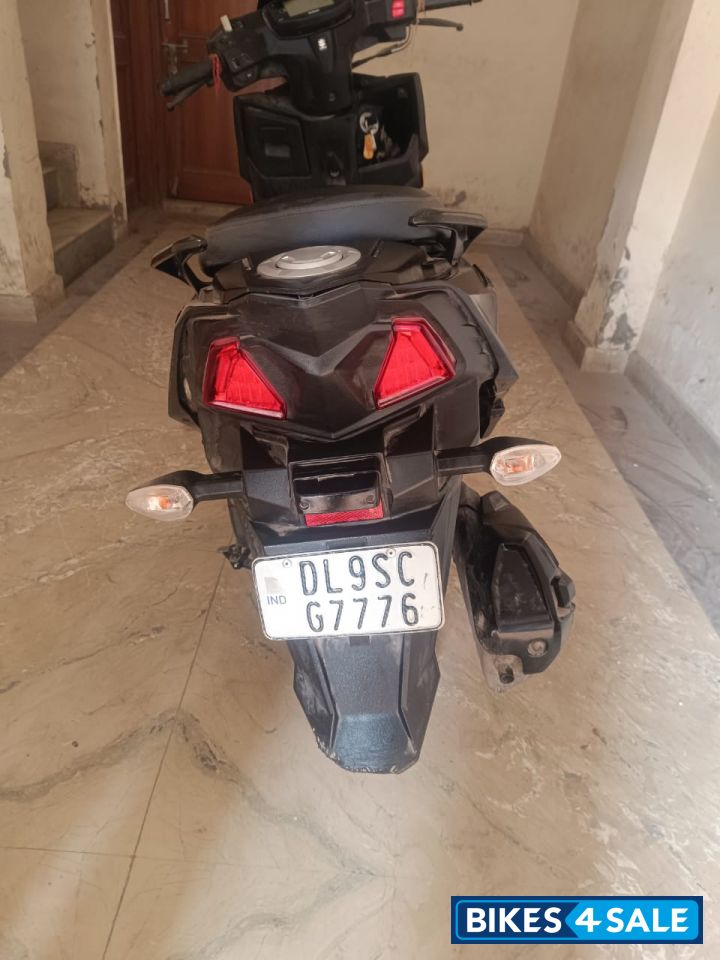 Black Suzuki Avenis 125 Ride Connect Edition