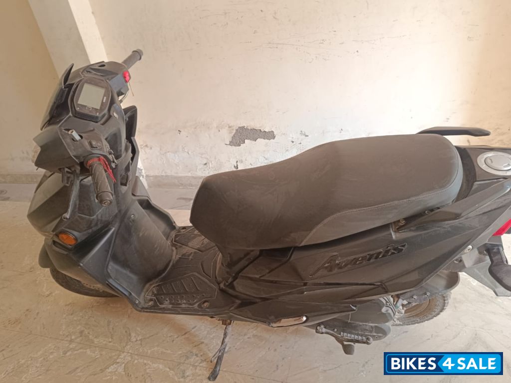 Black Suzuki Avenis 125 Ride Connect Edition