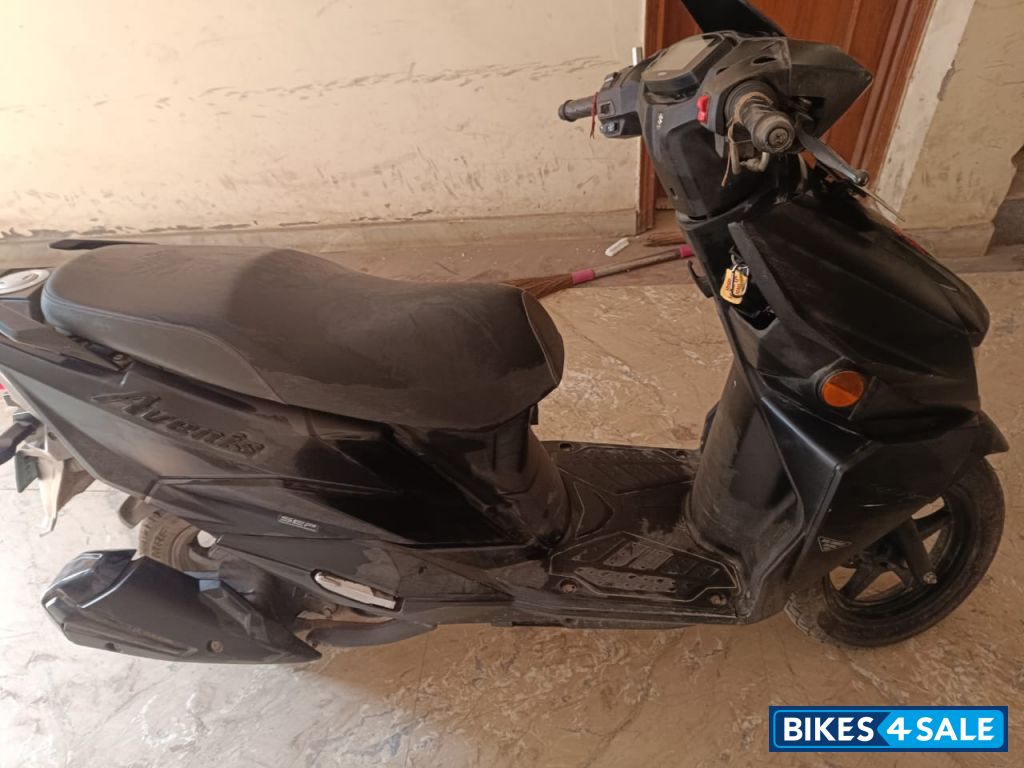 Black Suzuki Avenis 125 Ride Connect Edition