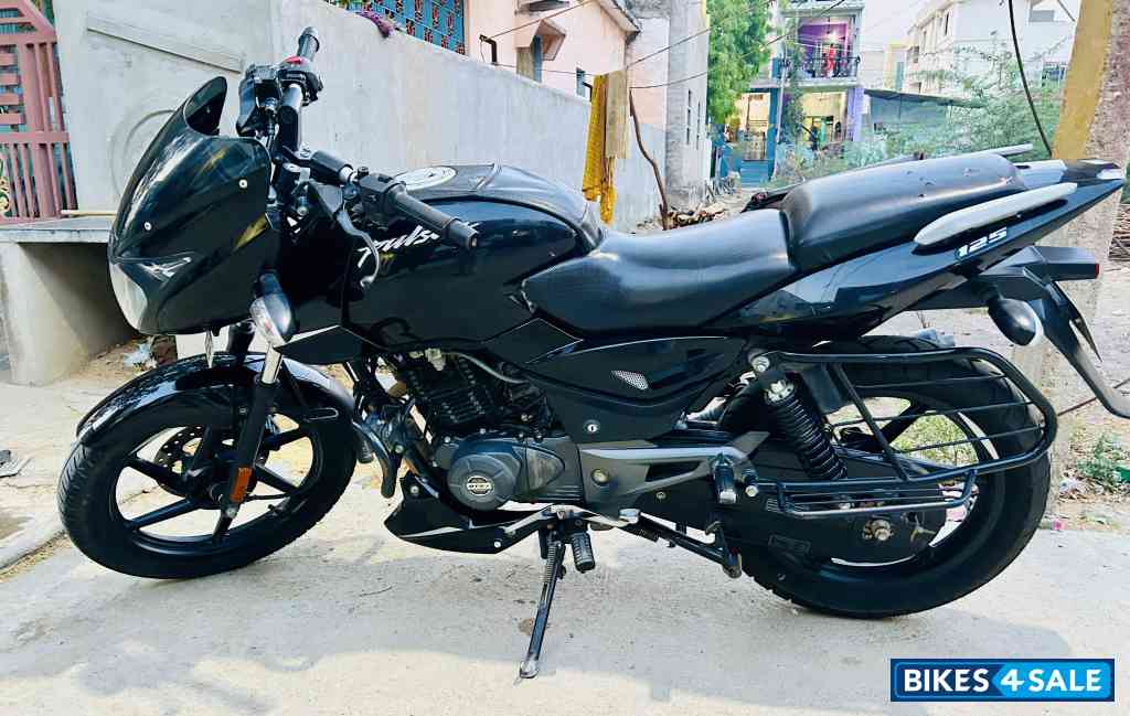 Black Bajaj Pulsar 125 Split Seat