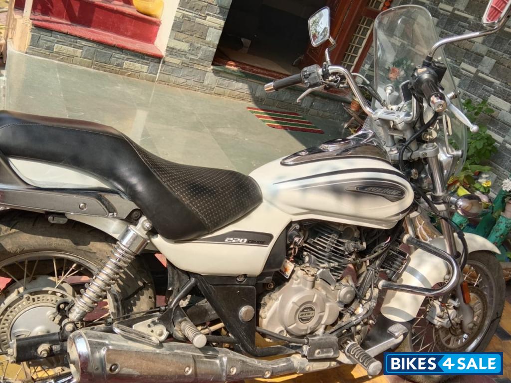 Moon White Bajaj Avenger Cruise 220 BS6