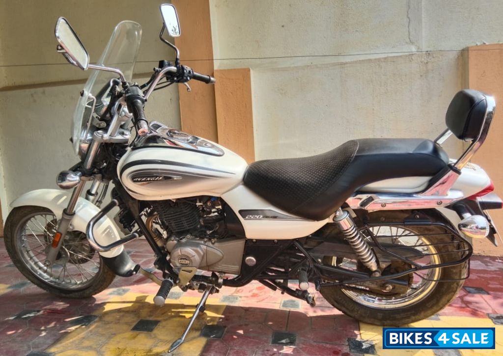 Moon White Bajaj Avenger Cruise 220 BS6