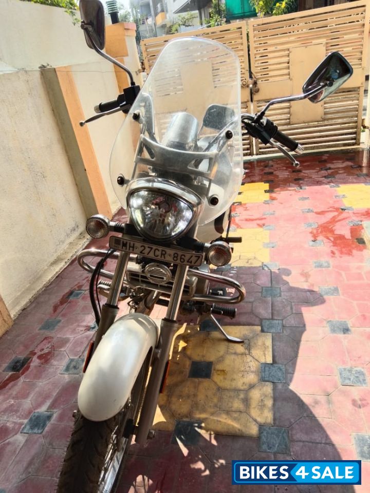 Moon White Bajaj Avenger Cruise 220 BS6