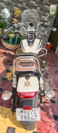 Moon White Bajaj Avenger Cruise 220 BS6