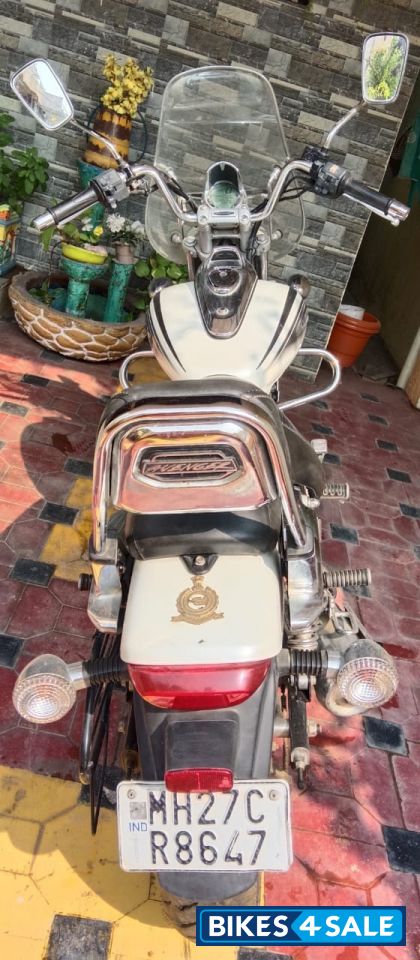 Moon White Bajaj Avenger Cruise 220 BS6