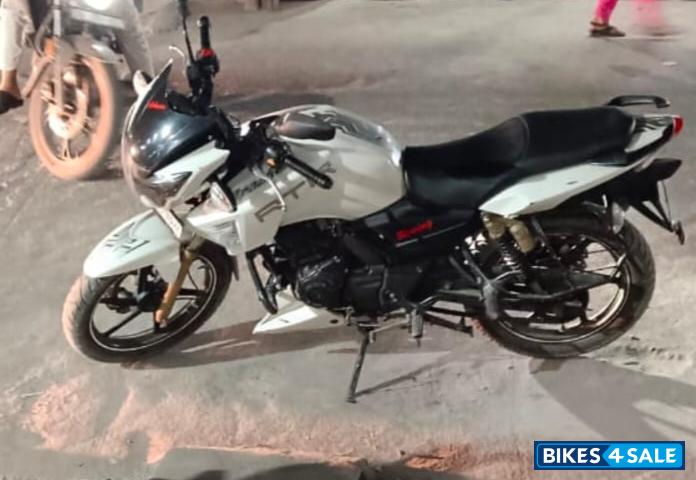White TVS Apache RTR 180