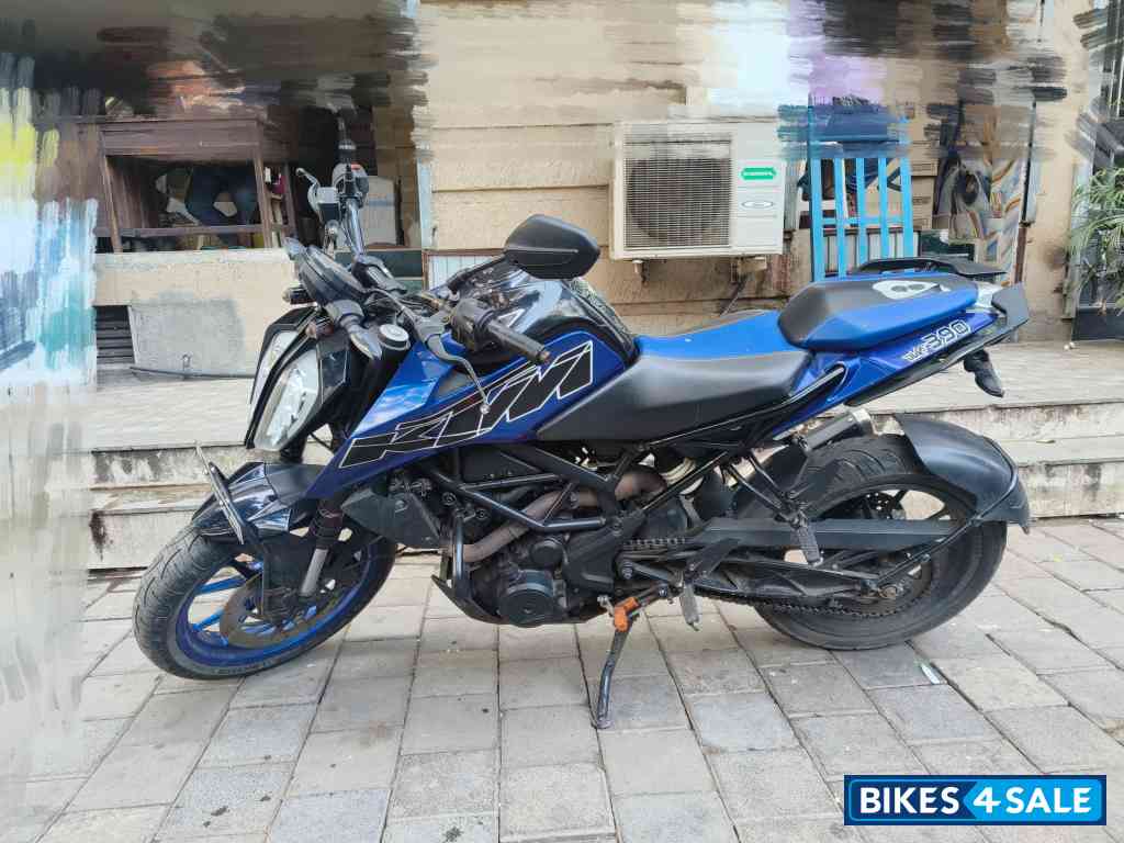 Black,blue KTM Duke 250