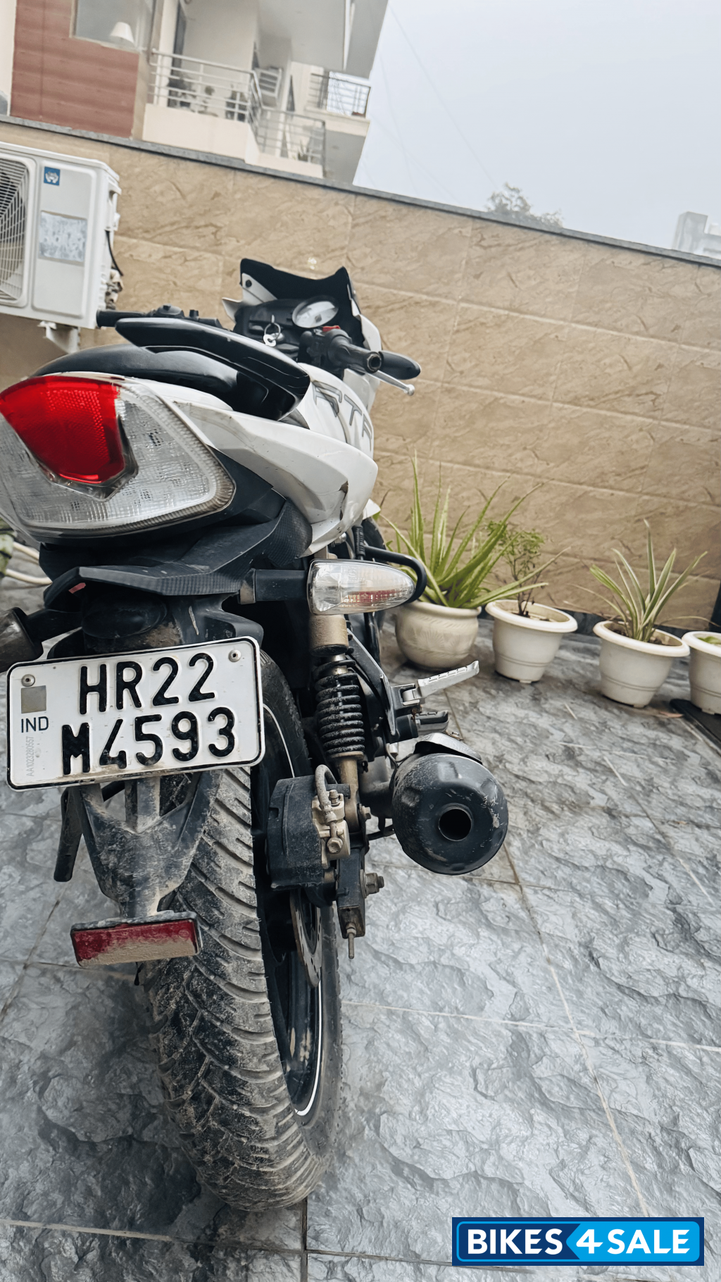 White TVS Apache RTR 180