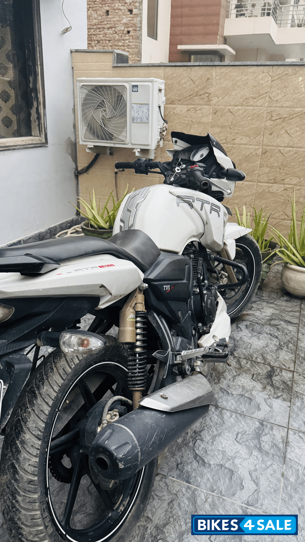 White TVS Apache RTR 180
