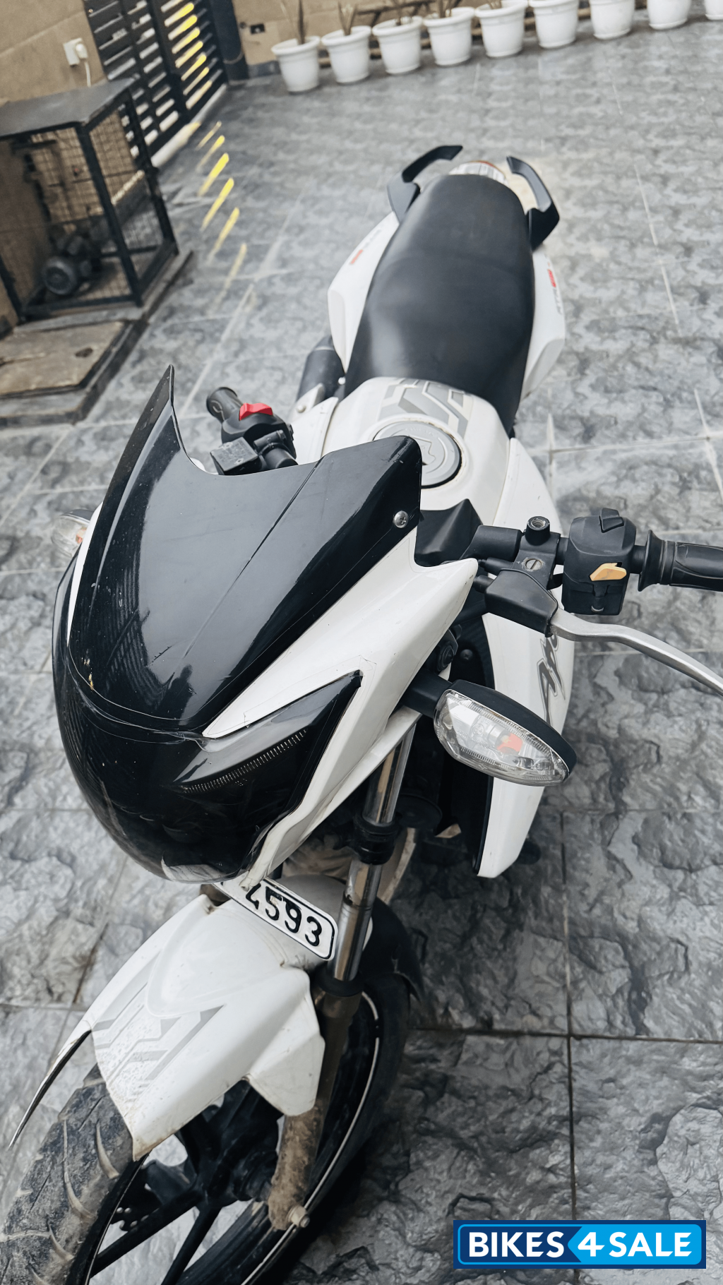 White TVS Apache RTR 180