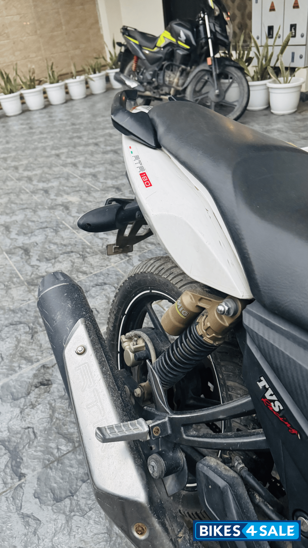 White TVS Apache RTR 180