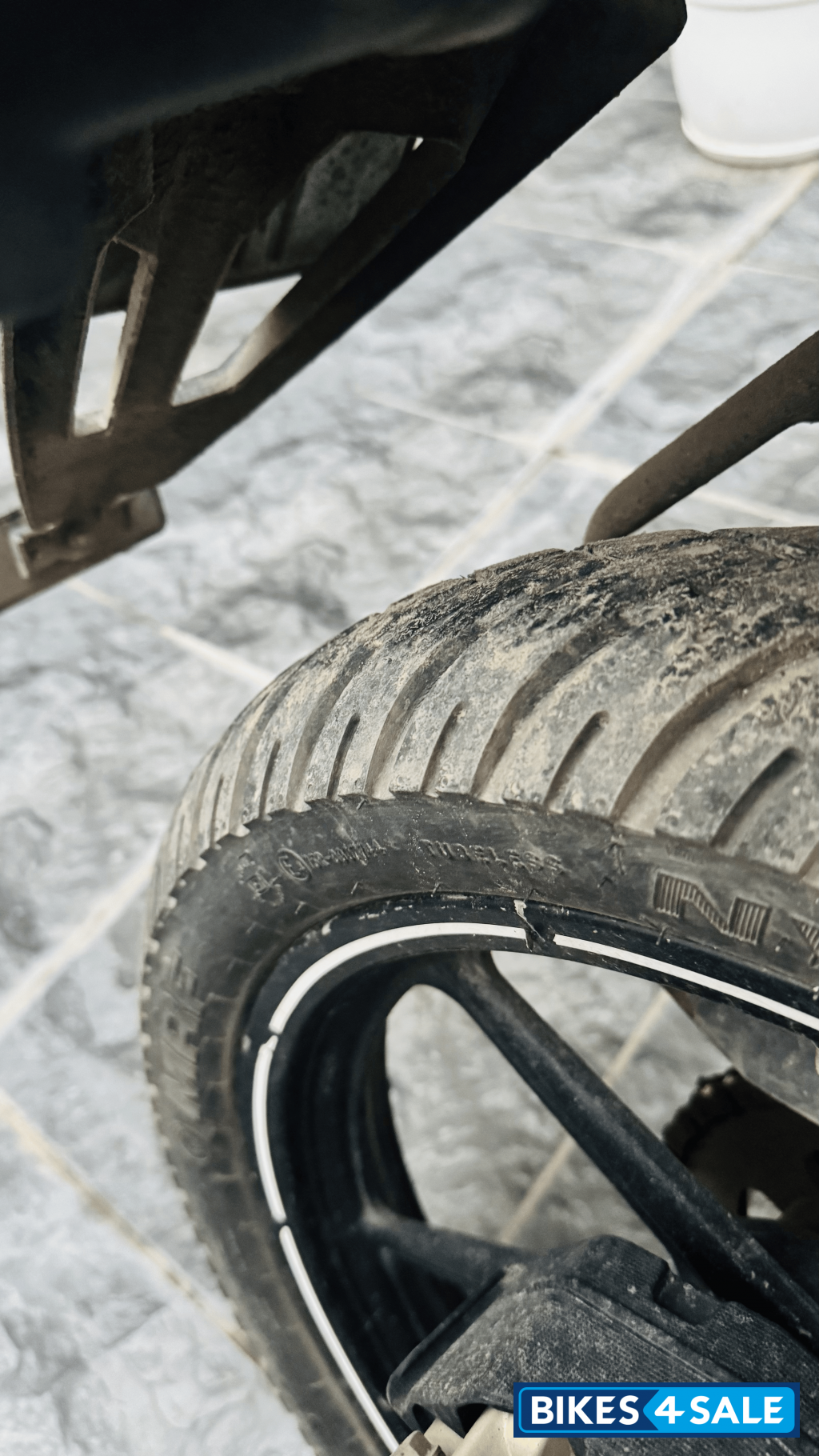 White TVS Apache RTR 180