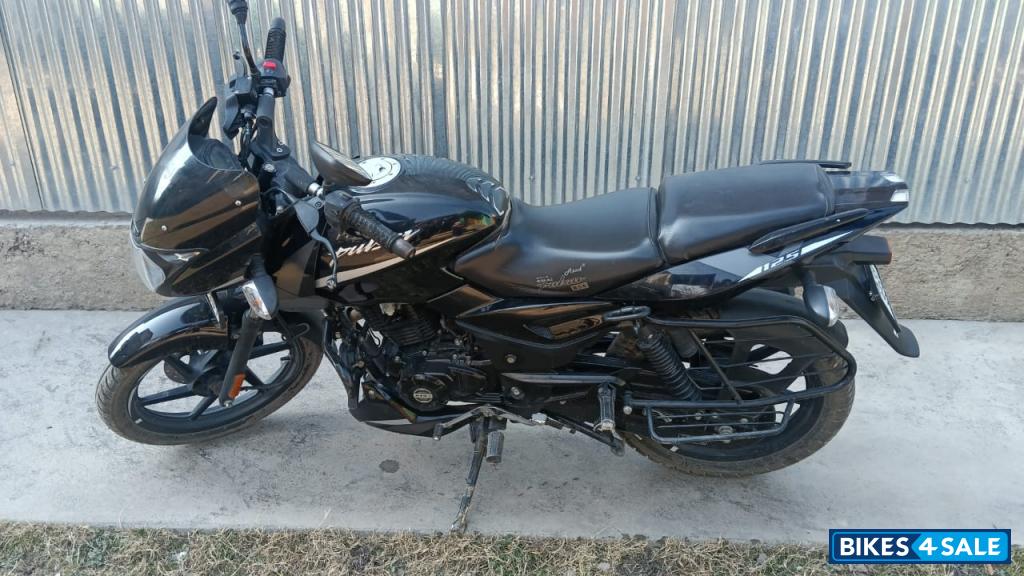 Black Bajaj Pulsar 125 Neon BS6