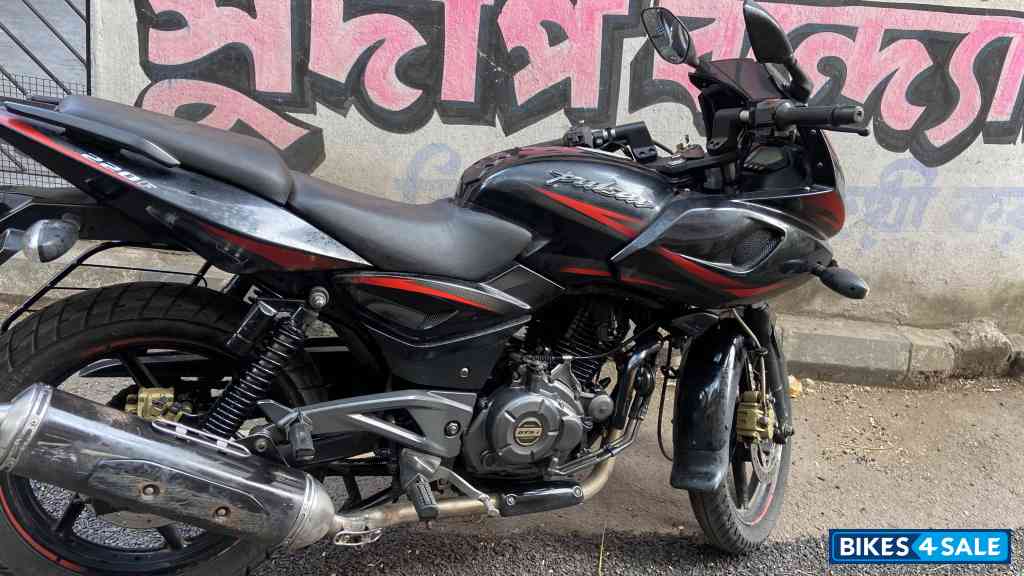 Black Bajaj Pulsar 220F