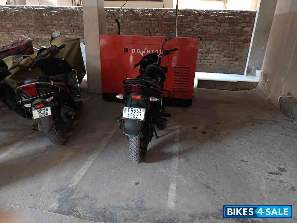 Black /red Lining Bajaj Discover 150 S