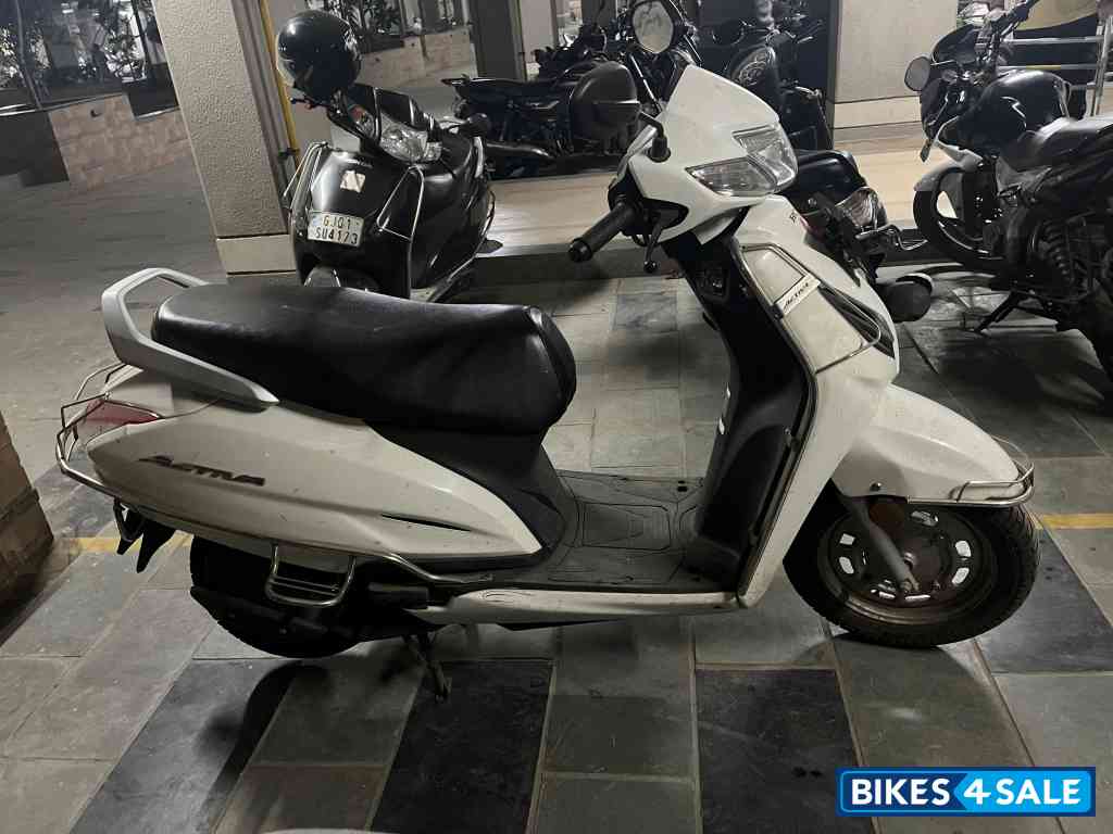 White Honda Activa 125 White Honda Activa 125