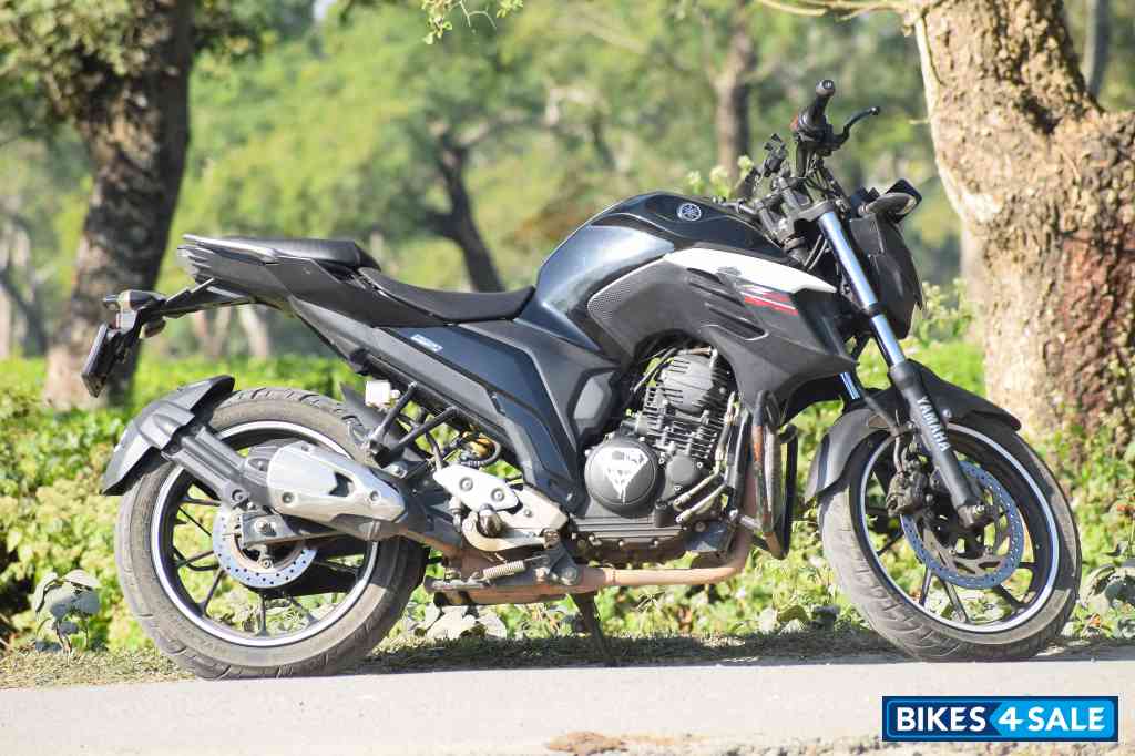 Black Yamaha FZ25