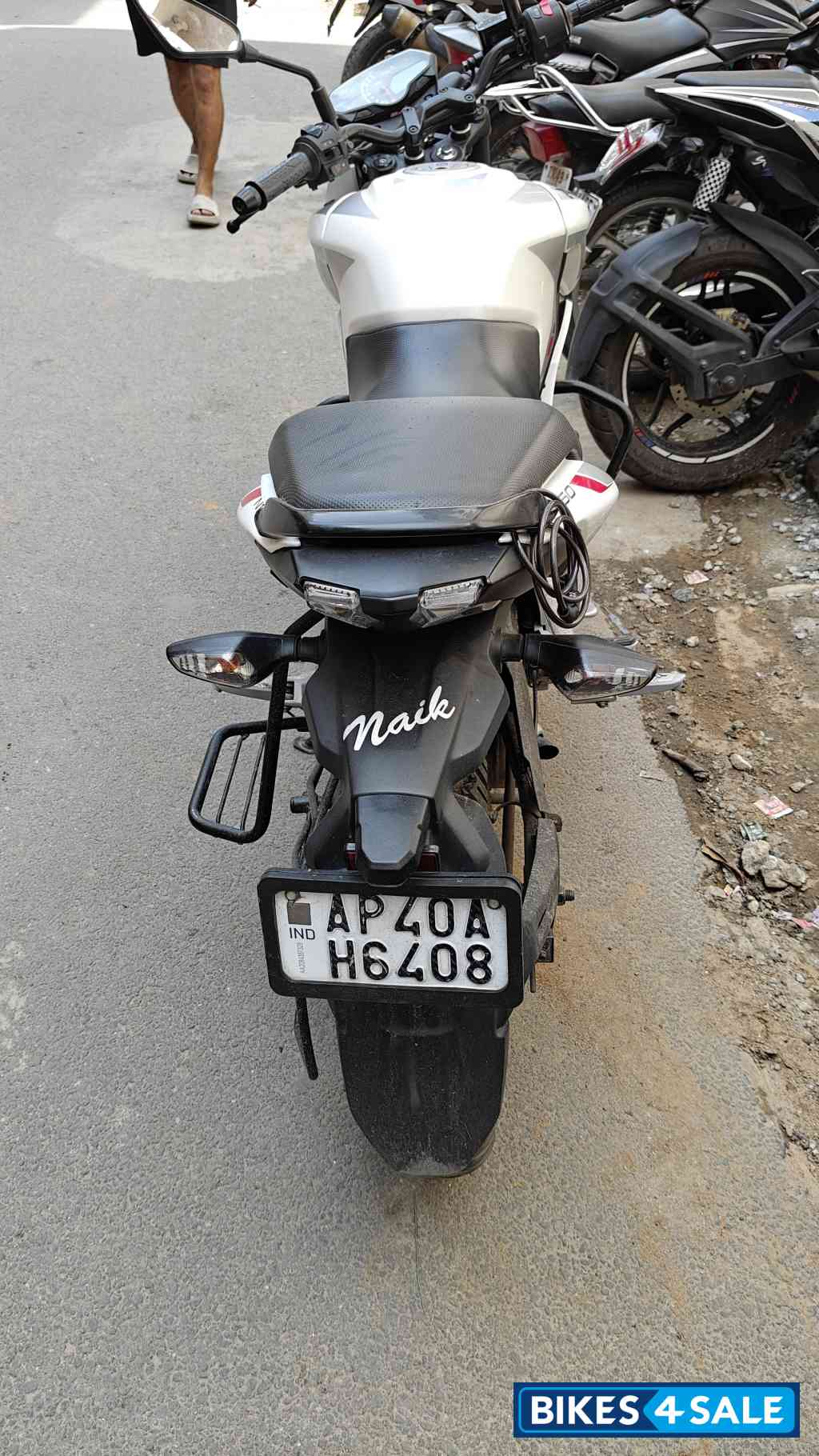 Pearl Metalic White Bajaj Pulsar N150