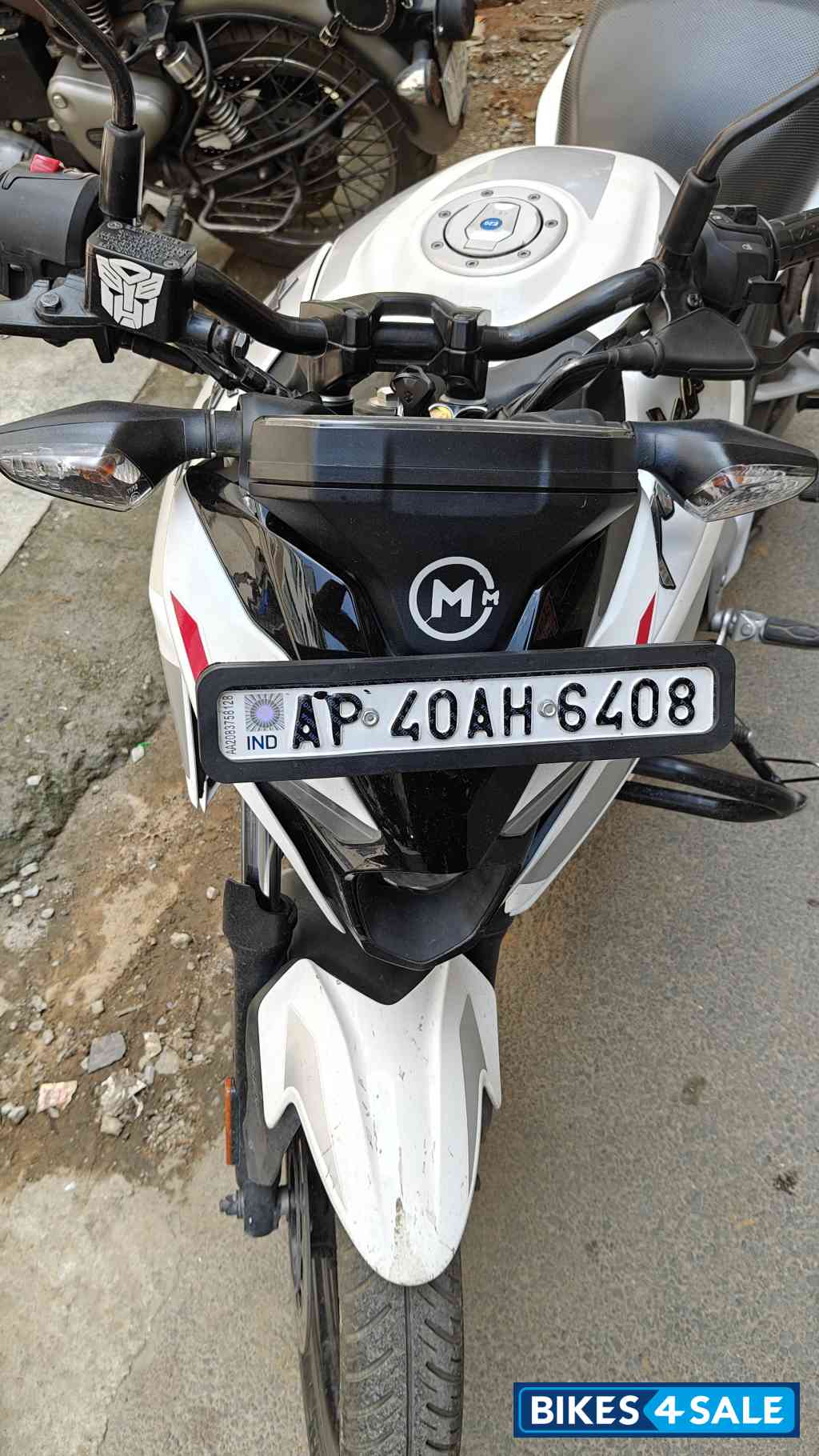Pearl Metalic White Bajaj Pulsar N150