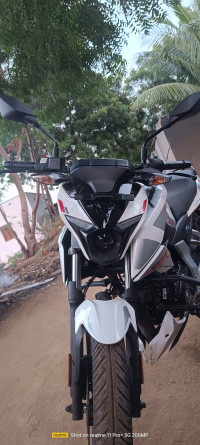 Pearl Metalic White Bajaj Pulsar N150