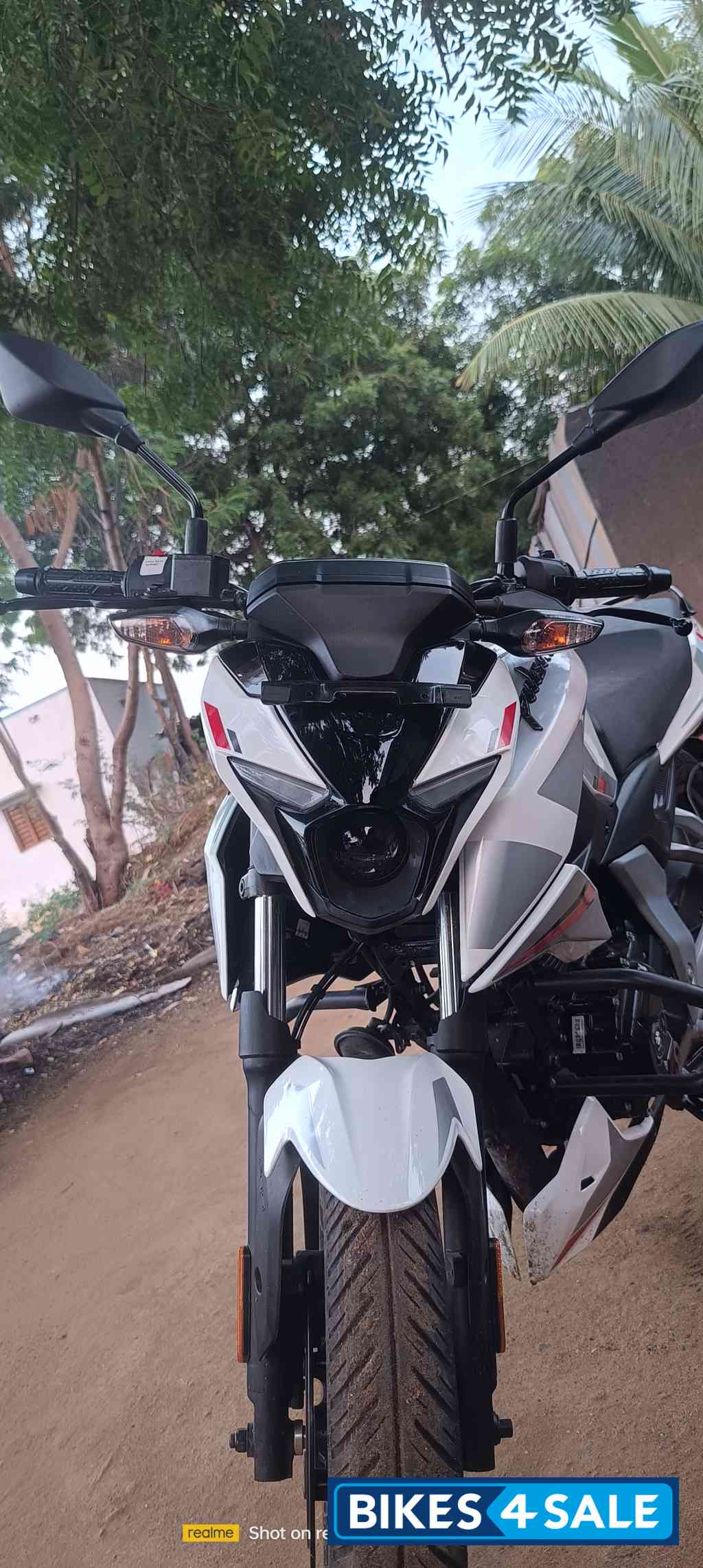 Pearl Metalic White Bajaj Pulsar N150