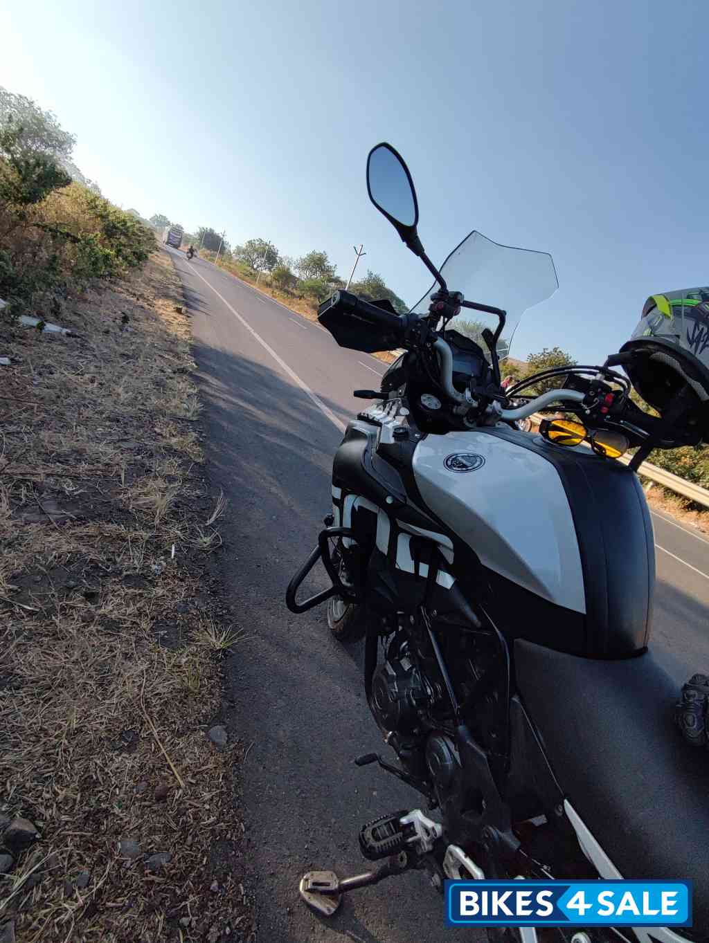 White Benelli TRK 502