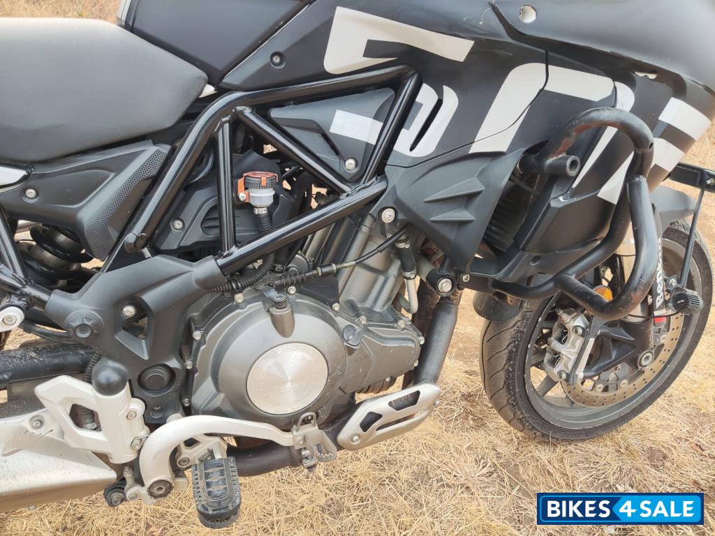 White Benelli TRK 502