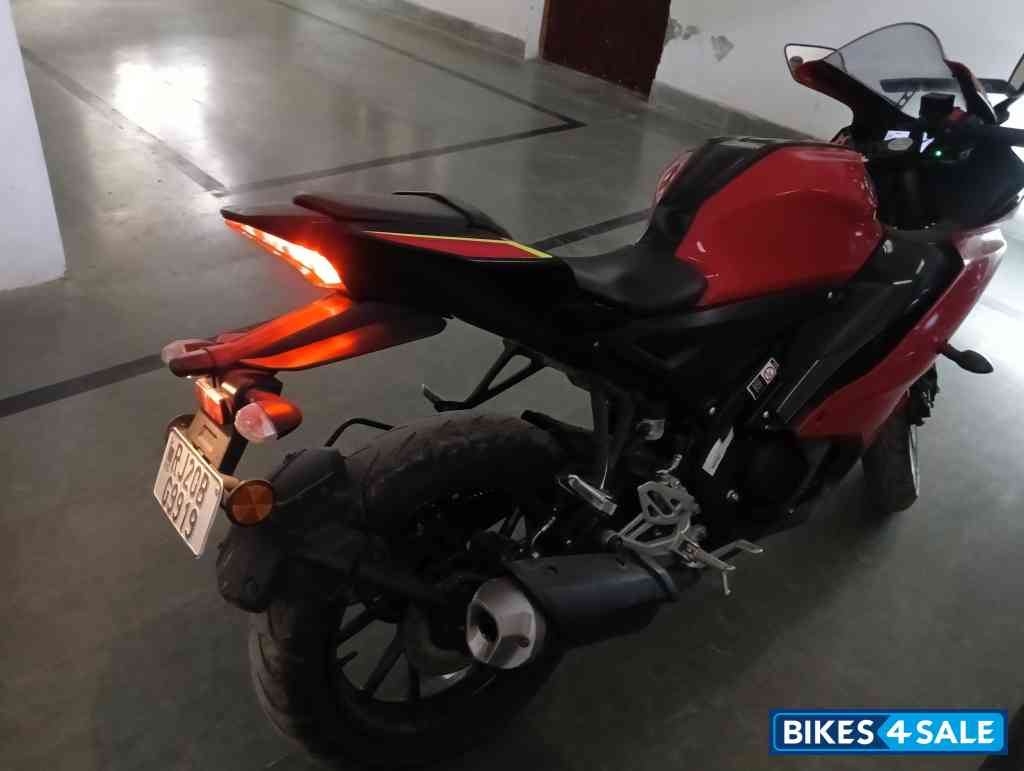 Red Yamaha R15 V4