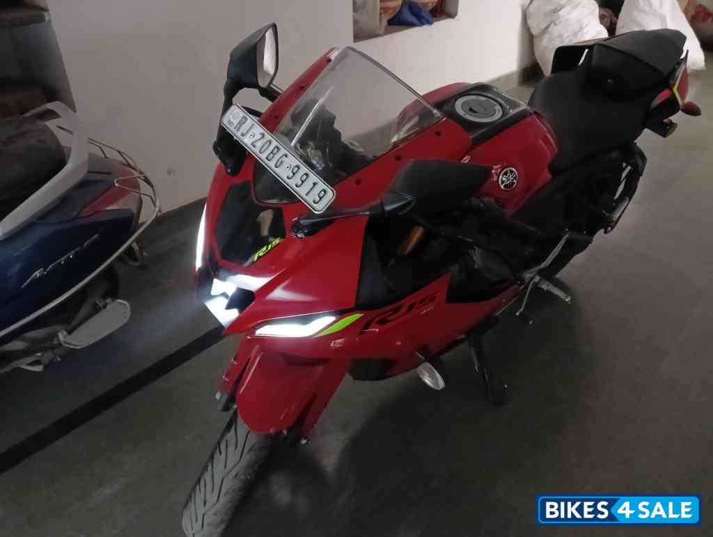 Red Yamaha R15 V4
