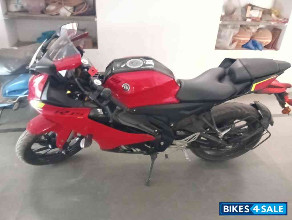 Red Yamaha R15 V4