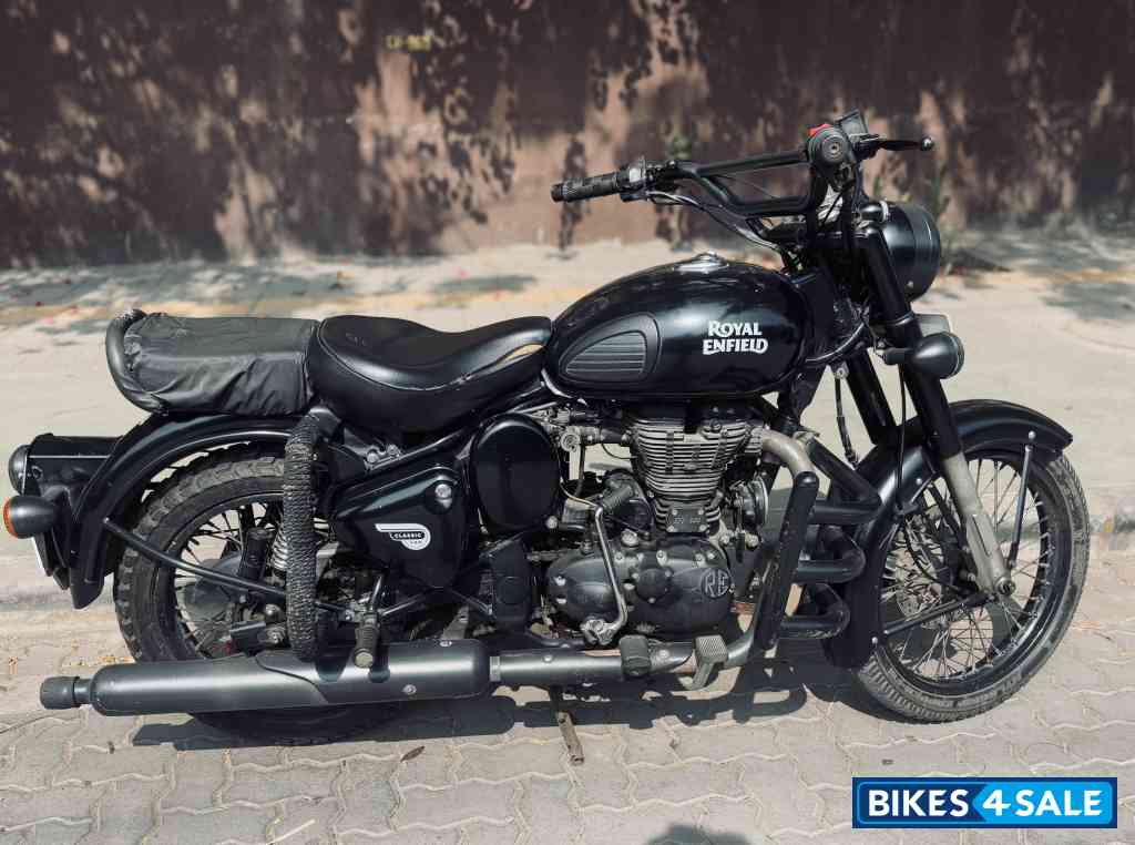 Black Royal Enfield Classic Stealth Black