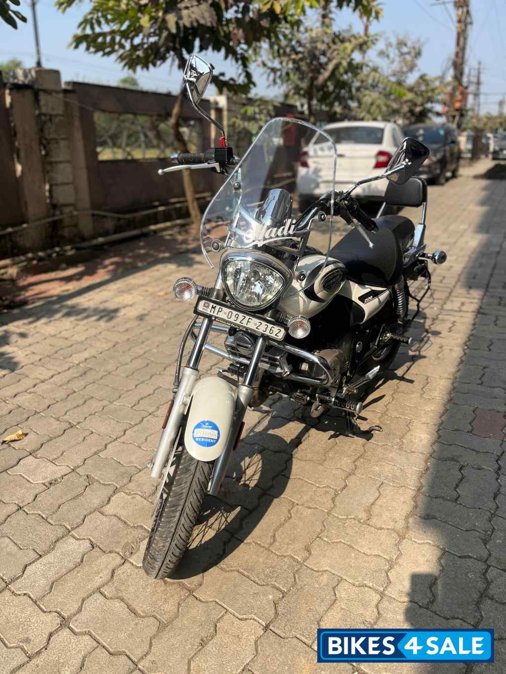 White Bajaj Avenger Cruise 220 BS6