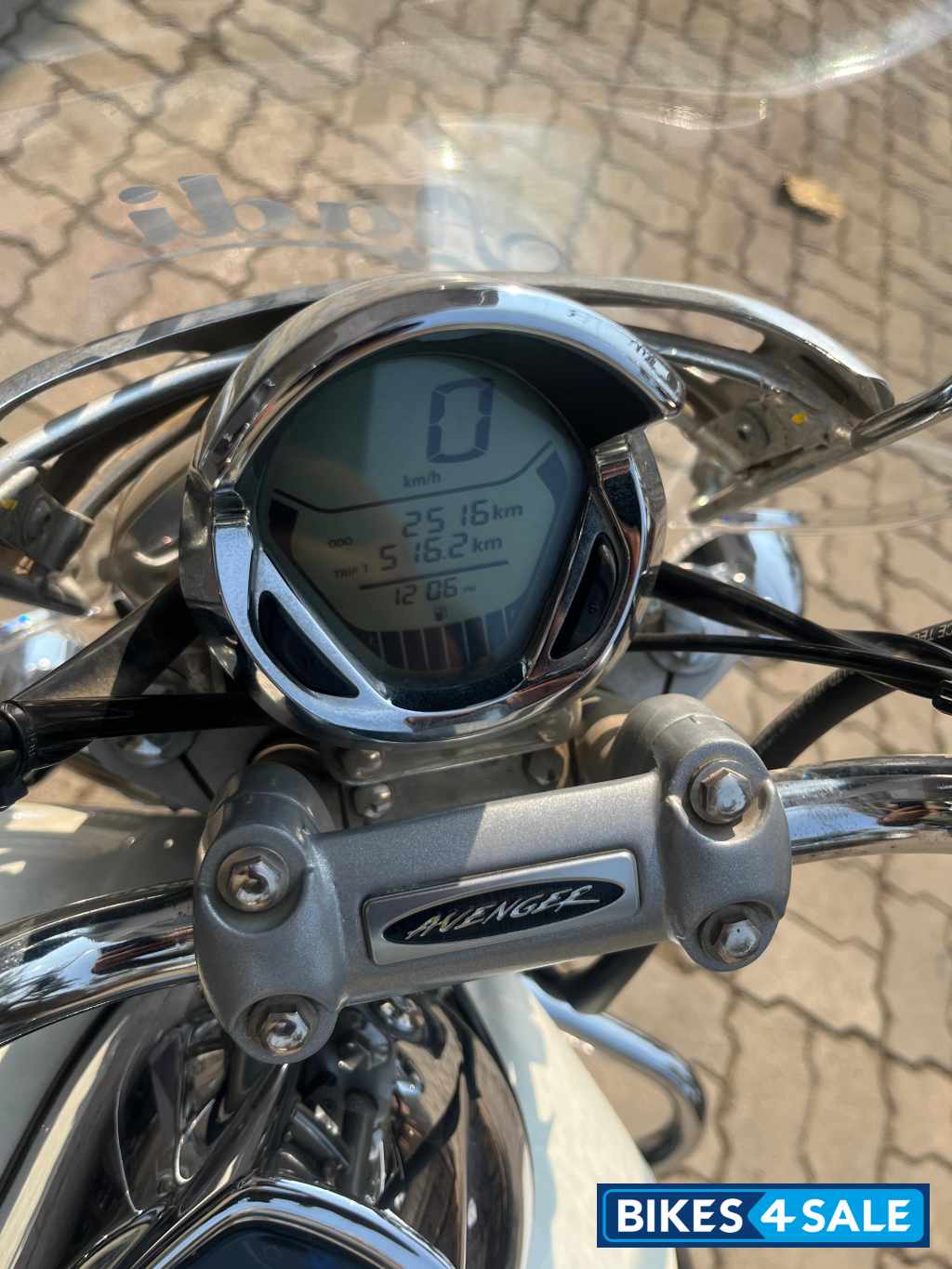 White Bajaj Avenger Cruise 220 BS6