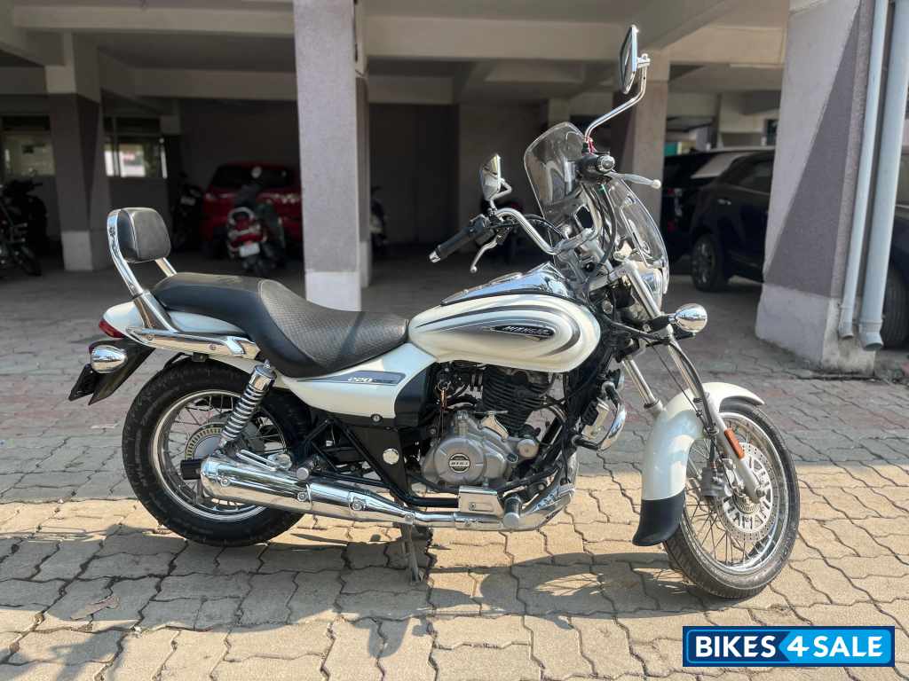White Bajaj Avenger Cruise 220 BS6