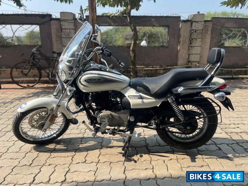 White Bajaj Avenger Cruise 220 BS6
