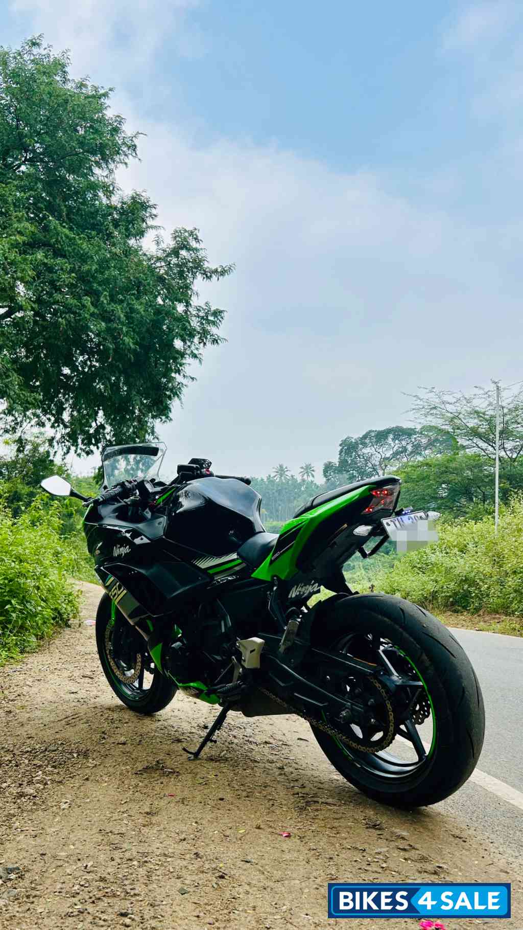 Green And Black Kawasaki Ninja 650R