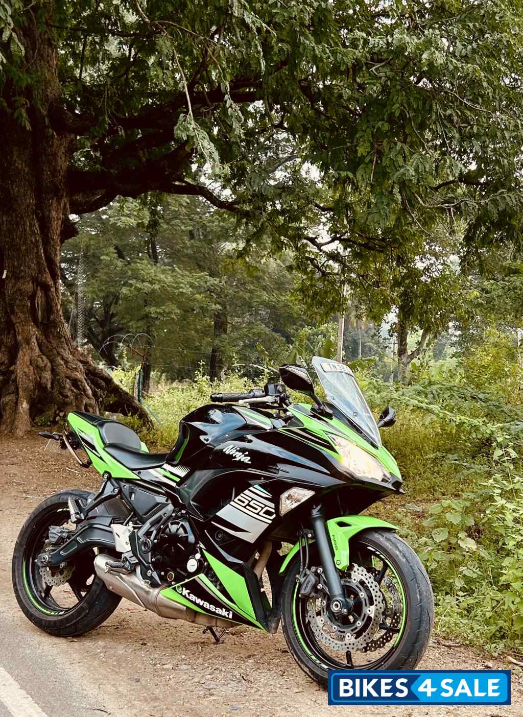Green And Black Kawasaki Ninja 650R