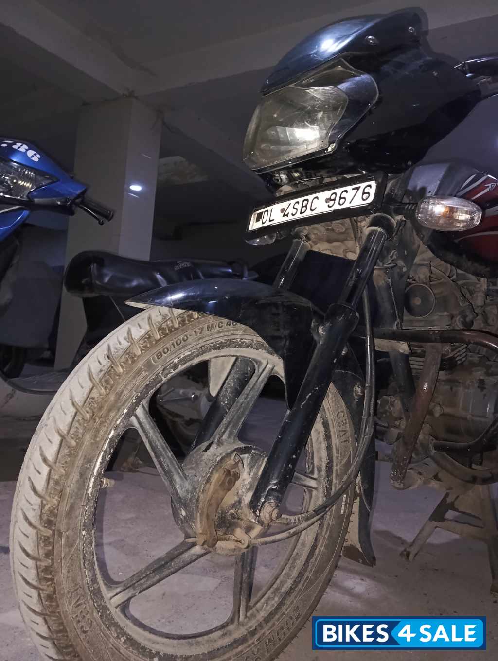 Black Bajaj Discover 100 DTS-Si