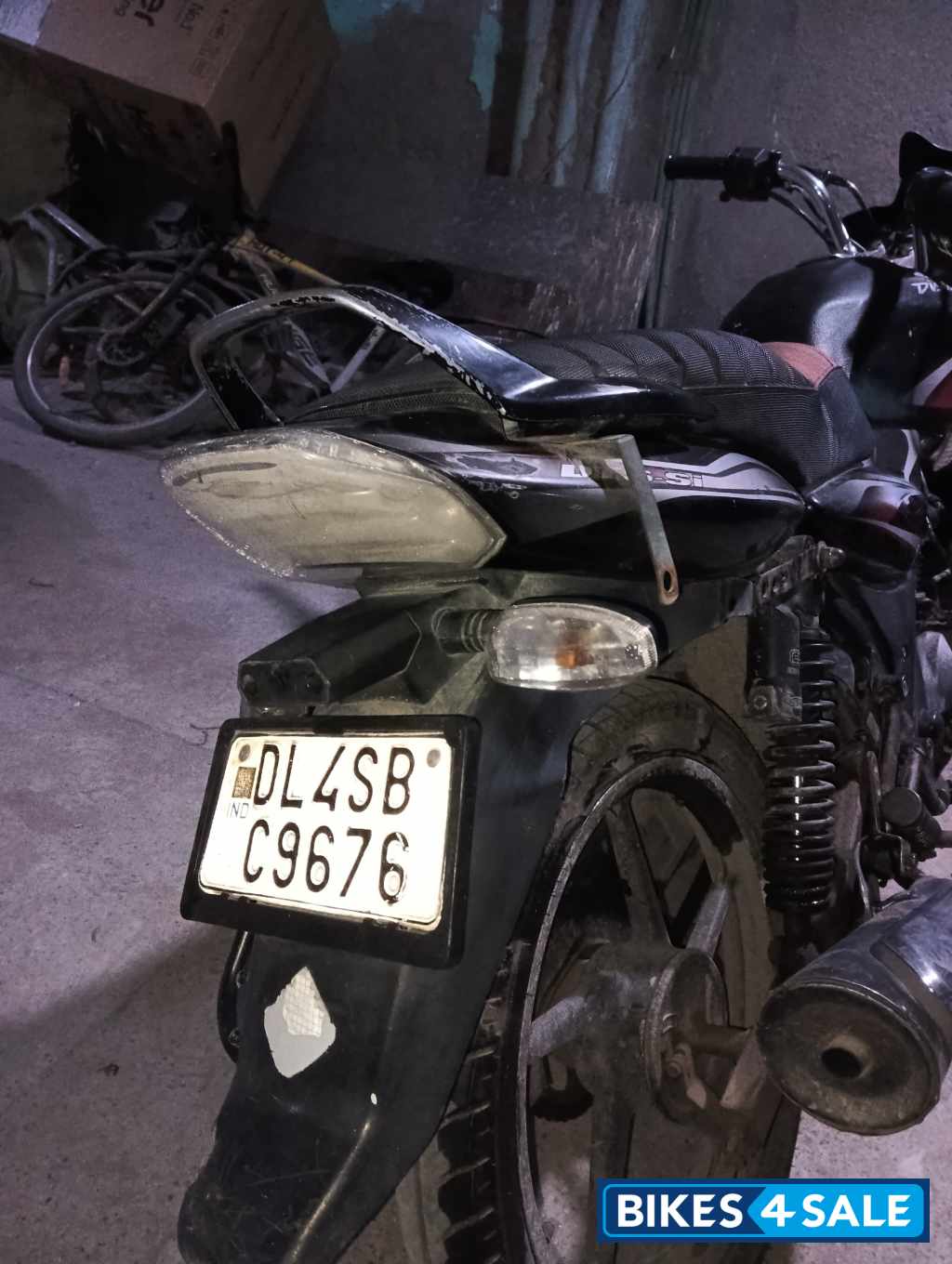Black Bajaj Discover 100 DTS-Si