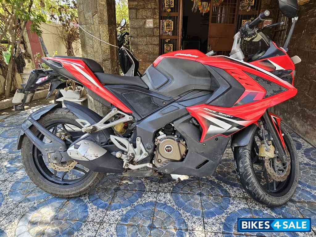 Red / Bajaj Pulsar RS 200