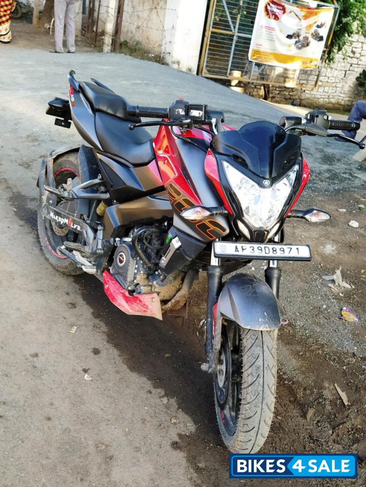 Red Bajaj Pulsar NS200