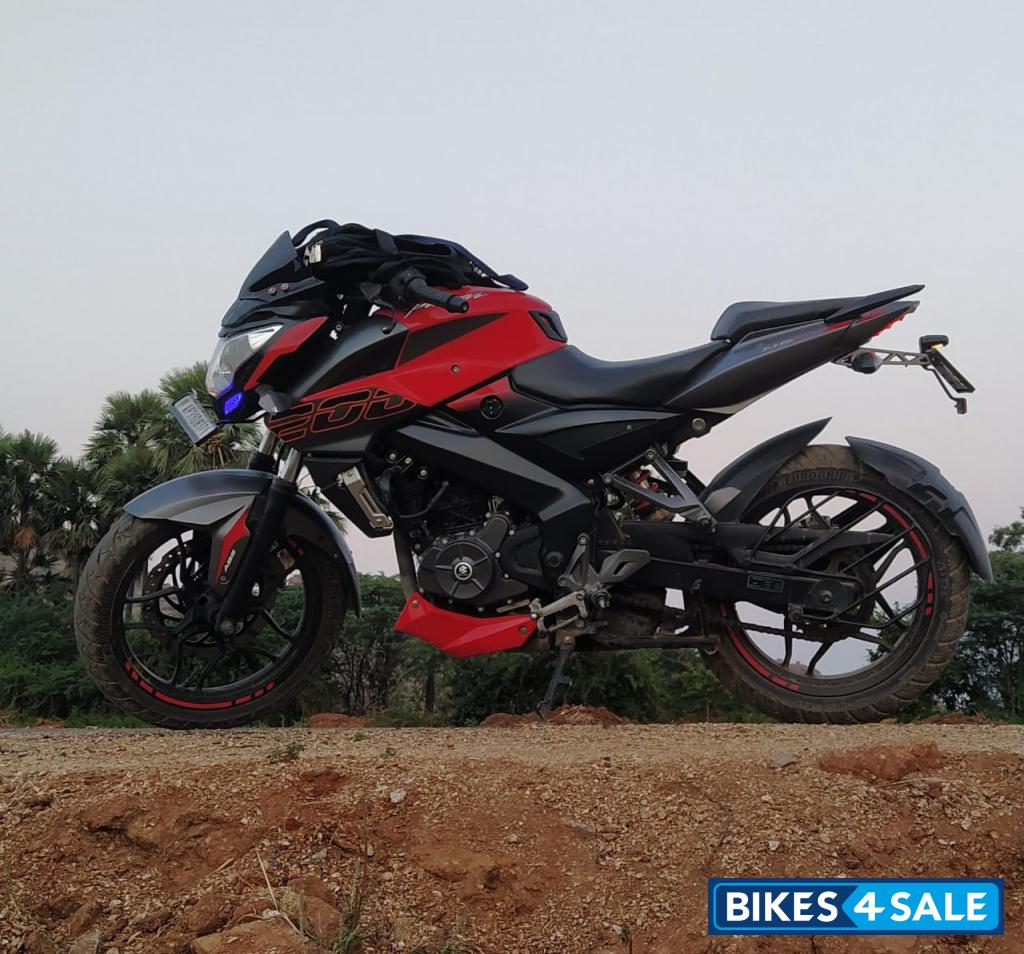 Red Bajaj Pulsar NS200