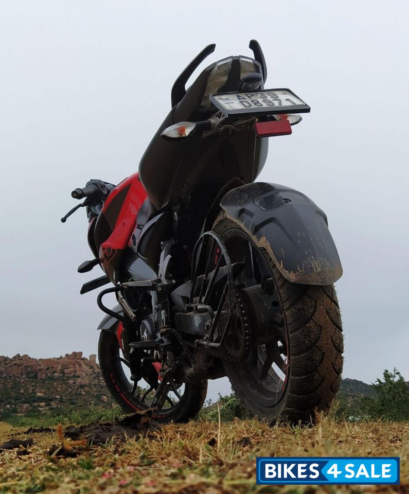 Red Bajaj Pulsar NS200