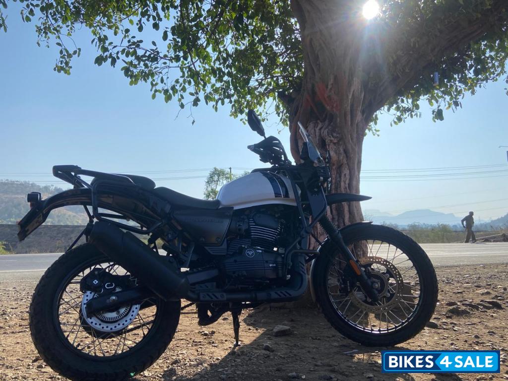 White Gloss Yezdi Adventure Gloss 2024