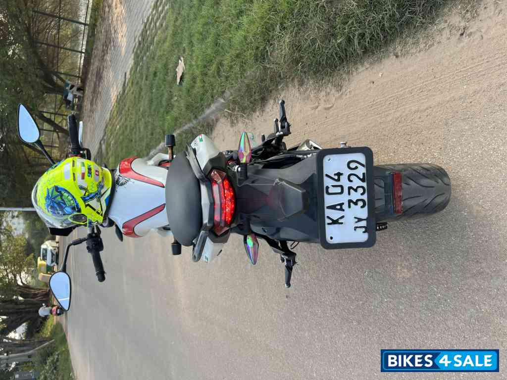 White Benelli TNT 300