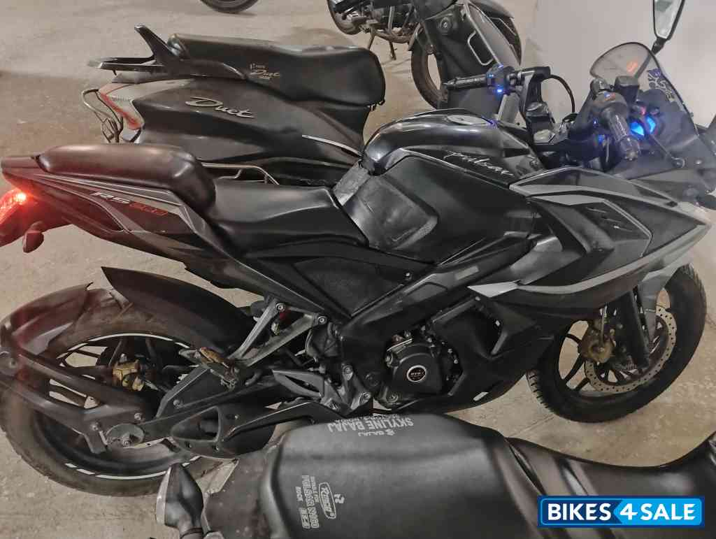 Black Bajaj Pulsar RS 200 ABS