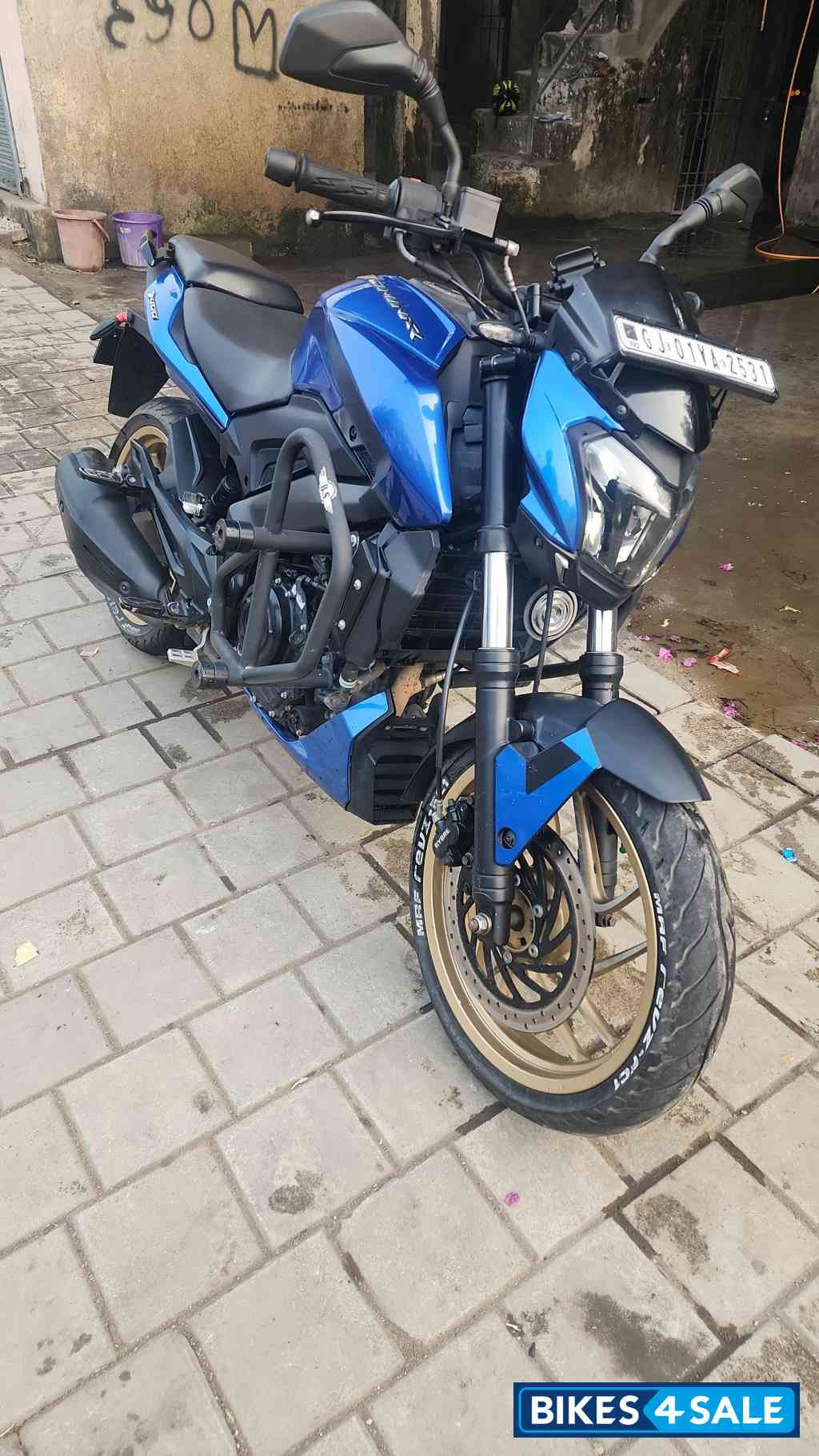 Blue Bajaj Dominar 400 Disc
