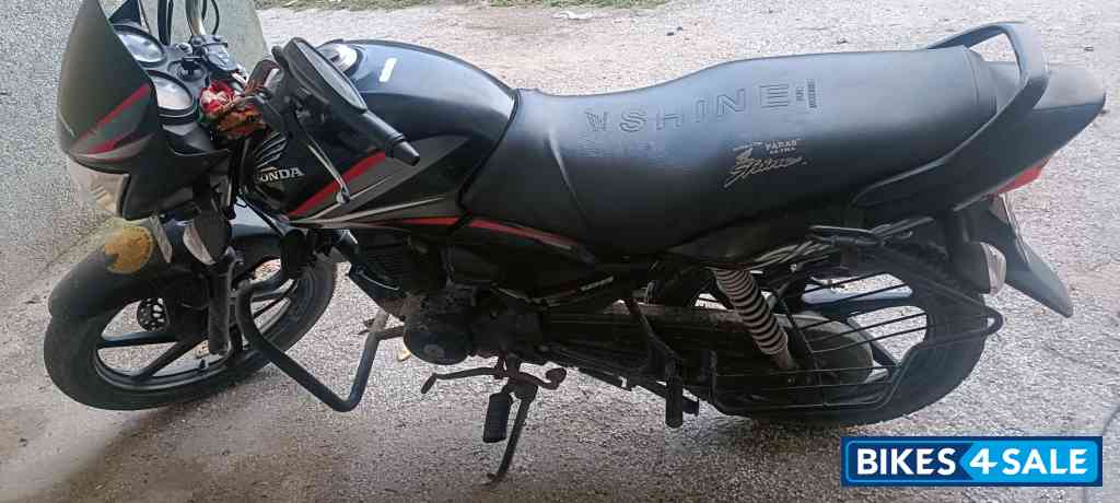 Black & Red Honda CB Shine