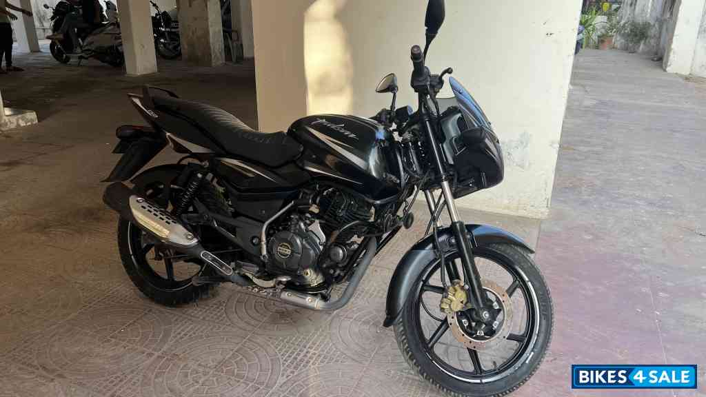 Black Bajaj Pulsar 150 BS6